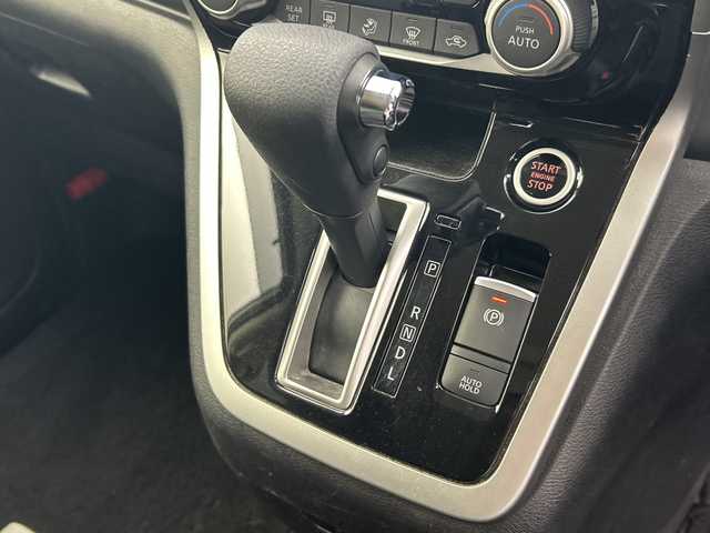 日産 セレナ ハイウェイスター 鹿児島県 2016(平28)年 7.3万km ブリリアントホワイトパール 純正SDナビ/(BT/CD/DVD/AM/FM/フルセグTV)/純正9インチフリップダウンモニター/アラウンドビューモニター/両側パワースライドドア/エマージェンシーブレーキ/バックカメラ/前後ドライブレコーダー/アイドリングストップ/前後コーナーセンサー/パーキングアシスト/ウォークスルー/電動パーキングブレーキ/オートホールド/革巻きステアリング/ステアリングスイッチ/TVキャンセラー/レーンキープアシスト/純正16インチアルミホイール/純正フロアマット/純正LEDヘッドライト/保証書/取扱説明書