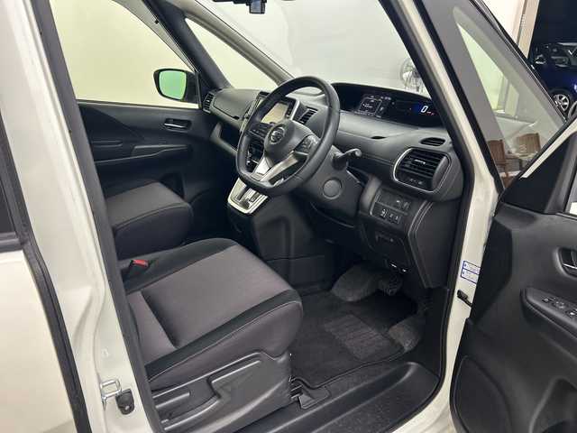 日産 セレナ ハイウェイスター 鹿児島県 2016(平28)年 7.3万km ブリリアントホワイトパール 純正SDナビ/(BT/CD/DVD/AM/FM/フルセグTV)/純正9インチフリップダウンモニター/アラウンドビューモニター/両側パワースライドドア/エマージェンシーブレーキ/バックカメラ/前後ドライブレコーダー/アイドリングストップ/前後コーナーセンサー/パーキングアシスト/ウォークスルー/電動パーキングブレーキ/オートホールド/革巻きステアリング/ステアリングスイッチ/TVキャンセラー/レーンキープアシスト/純正16インチアルミホイール/純正フロアマット/純正LEDヘッドライト/保証書/取扱説明書