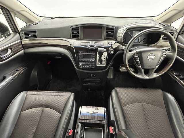 日産 エルグランド 250HWS アーバンクロム 熊本県 2016(平28)年 5.7万km ファントムブラック メーカーOPナビ/【DVD再生/フルセグTV/ラジオ/CD/Bluetooth接続】/サンルーフ/全方位バックカメラ/後席フリップダウンモニター/リモコン　イヤホン２ケあり/ETC/社外前方ドライブレコーダー/クルーズコントロール/前後クリアランスソナー/両側パワースライドドア/横滑り防止/プッシュスタート/スマートキー/スペアキー1本/18インチAW/3列シート/助手席オットマン/取扱説明書/保証書/ナビ取扱説明書/オートライト/LEDヘッドライト/フォグライト