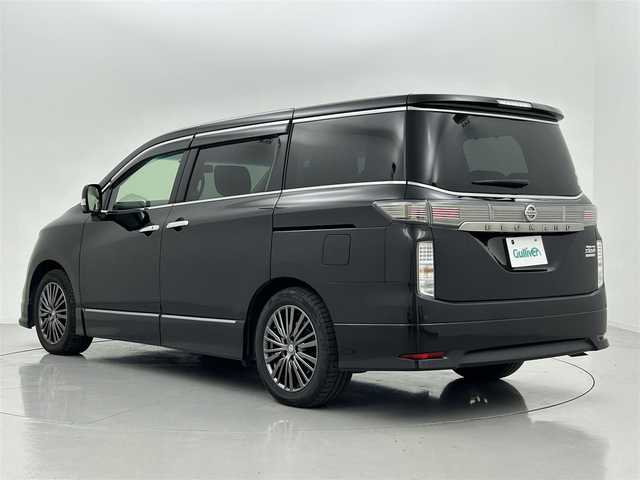 日産 エルグランド 250HWS アーバンクロム 熊本県 2016(平28)年 5.7万km ファントムブラック メーカーOPナビ/【DVD再生/フルセグTV/ラジオ/CD/Bluetooth接続】/サンルーフ/全方位バックカメラ/後席フリップダウンモニター/リモコン　イヤホン２ケあり/ETC/社外前方ドライブレコーダー/クルーズコントロール/前後クリアランスソナー/両側パワースライドドア/横滑り防止/プッシュスタート/スマートキー/スペアキー1本/18インチAW/3列シート/助手席オットマン/取扱説明書/保証書/ナビ取扱説明書/オートライト/LEDヘッドライト/フォグライト