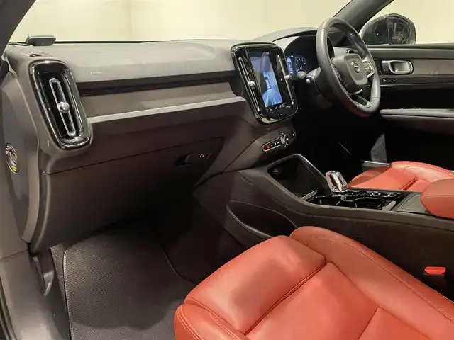 ボルボ ＸＣ４０ T5 AWD インスクリプション 愛知県 2020(令2)年 3.9万km ブラック パノラミックＳ／Ｒ　/ハーマンカードンサウンド　/ＨＵＤ　/赤革シート　/シートヒーター　/純正ナビ　/Ｂｌｕｅｔｏｏｔｈ　/ミラーリンク　/フルセグＴＶ　/３６０度カメラ　/ＡＣＣ　/ＬＫＡ　/ＢＳＭ　/ＬＥＤヘッドライト/アダプティブヘッドライト/ＥＴＣ２．０/プッシュスタート/アイドリングストップ