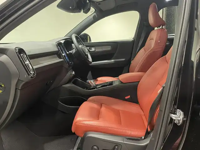 ボルボ ＸＣ４０ T5 AWD インスクリプション 愛知県 2020(令2)年 3.9万km ブラック パノラミックＳ／Ｒ　/ハーマンカードンサウンド　/ＨＵＤ　/赤革シート　/シートヒーター　/純正ナビ　/Ｂｌｕｅｔｏｏｔｈ　/ミラーリンク　/フルセグＴＶ　/３６０度カメラ　/ＡＣＣ　/ＬＫＡ　/ＢＳＭ　/ＬＥＤヘッドライト/アダプティブヘッドライト/ＥＴＣ２．０/プッシュスタート/アイドリングストップ