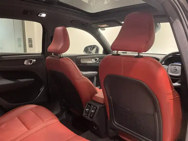 ボルボ ＸＣ４０ T5 AWD インスクリプション 愛知県 2020(令2)年 3.9万km ブラック パノラミックＳ／Ｒ　/ハーマンカードンサウンド　/ＨＵＤ　/赤革シート　/シートヒーター　/純正ナビ　/Ｂｌｕｅｔｏｏｔｈ　/ミラーリンク　/フルセグＴＶ　/３６０度カメラ　/ＡＣＣ　/ＬＫＡ　/ＢＳＭ　/ＬＥＤヘッドライト/アダプティブヘッドライト/ＥＴＣ２．０/プッシュスタート/アイドリングストップ