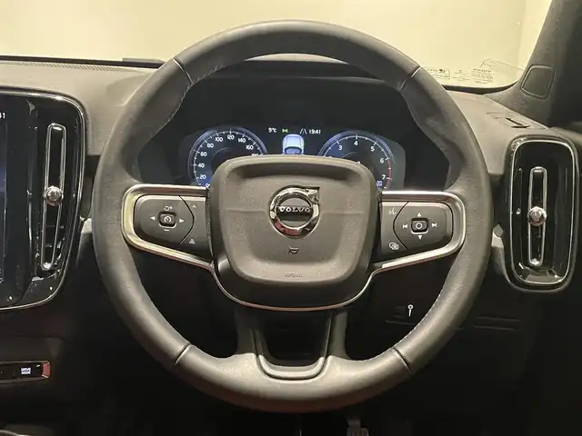 ボルボ ＸＣ４０ T5 AWD インスクリプション 愛知県 2020(令2)年 3.9万km ブラック パノラミックＳ／Ｒ　/ハーマンカードンサウンド　/ＨＵＤ　/赤革シート　/シートヒーター　/純正ナビ　/Ｂｌｕｅｔｏｏｔｈ　/ミラーリンク　/フルセグＴＶ　/３６０度カメラ　/ＡＣＣ　/ＬＫＡ　/ＢＳＭ　/ＬＥＤヘッドライト/アダプティブヘッドライト/ＥＴＣ２．０/プッシュスタート/アイドリングストップ