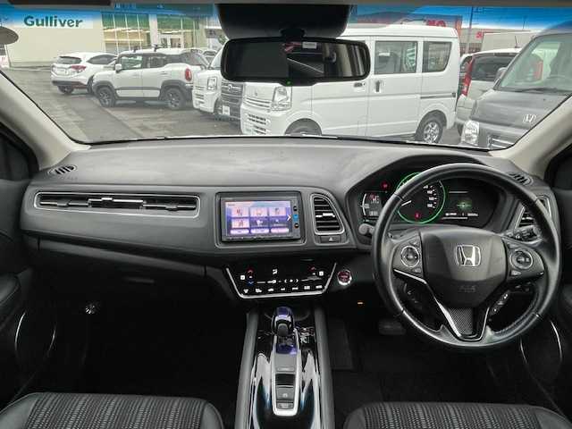 ホンダ ヴェゼル ハイブリッド Z ホンダセンシング 静岡県 2017(平29)年 6.7万km ホワイトオーキッドパール ●純正ディーラーナビ/(VXM-174VFXi)/(フルセグ/CD/DVD/Bluetooth/iPod＆AUX)/●レーダークルーズコントロール/●衝突被害軽減システム/●レーンキープアシスト/●バックカメラ/●ETC/●自動防眩ミラー/●革巻きステアリング/●ステアリングスイッチ/●パドルシフト/●LEDライト＆フォグライト/●電動格納ウインカーミラー/●ドアバイザー/●取扱説明書/●純正17インチアルミホイール/●W＋サイドSRS＆ABS