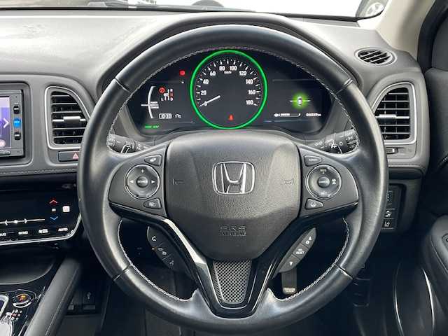 ホンダ ヴェゼル ハイブリッド Z ホンダセンシング 静岡県 2017(平29)年 6.7万km ホワイトオーキッドパール ●純正ディーラーナビ/(VXM-174VFXi)/(フルセグ/CD/DVD/Bluetooth/iPod＆AUX)/●レーダークルーズコントロール/●衝突被害軽減システム/●レーンキープアシスト/●バックカメラ/●ETC/●自動防眩ミラー/●革巻きステアリング/●ステアリングスイッチ/●パドルシフト/●LEDライト＆フォグライト/●電動格納ウインカーミラー/●ドアバイザー/●取扱説明書/●純正17インチアルミホイール/●W＋サイドSRS＆ABS