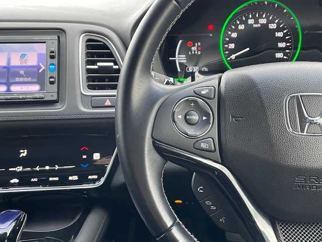 ホンダ ヴェゼル ハイブリッド Z ホンダセンシング 静岡県 2017(平29)年 6.7万km ホワイトオーキッドパール ●純正ディーラーナビ/(VXM-174VFXi)/(フルセグ/CD/DVD/Bluetooth/iPod＆AUX)/●レーダークルーズコントロール/●衝突被害軽減システム/●レーンキープアシスト/●バックカメラ/●ETC/●自動防眩ミラー/●革巻きステアリング/●ステアリングスイッチ/●パドルシフト/●LEDライト＆フォグライト/●電動格納ウインカーミラー/●ドアバイザー/●取扱説明書/●純正17インチアルミホイール/●W＋サイドSRS＆ABS