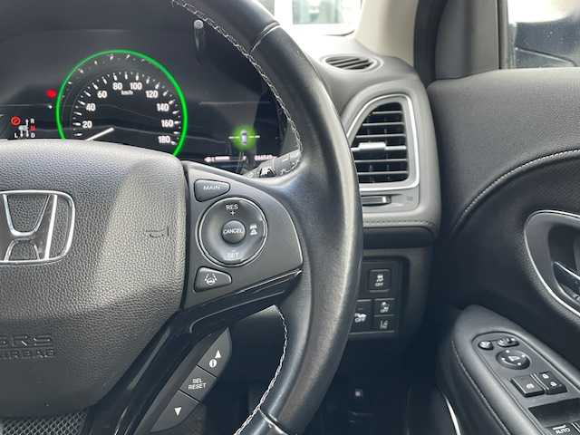 ホンダ ヴェゼル ハイブリッド Z ホンダセンシング 静岡県 2017(平29)年 6.7万km ホワイトオーキッドパール ●純正ディーラーナビ/(VXM-174VFXi)/(フルセグ/CD/DVD/Bluetooth/iPod＆AUX)/●レーダークルーズコントロール/●衝突被害軽減システム/●レーンキープアシスト/●バックカメラ/●ETC/●自動防眩ミラー/●革巻きステアリング/●ステアリングスイッチ/●パドルシフト/●LEDライト＆フォグライト/●電動格納ウインカーミラー/●ドアバイザー/●取扱説明書/●純正17インチアルミホイール/●W＋サイドSRS＆ABS