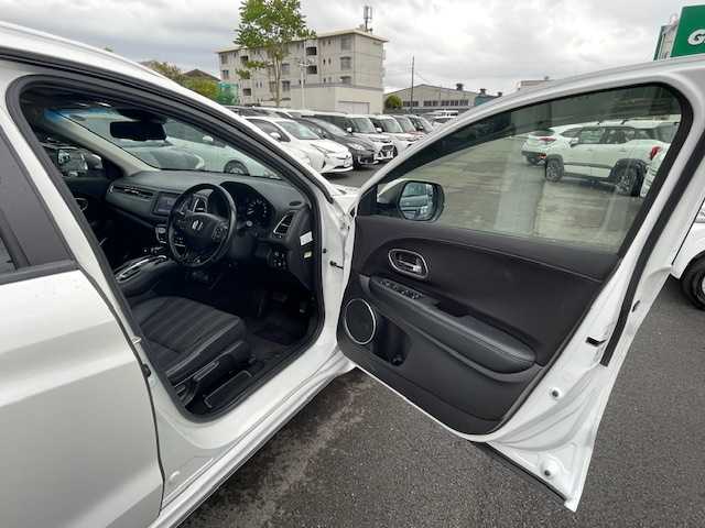 ホンダ ヴェゼル ハイブリッド Z ホンダセンシング 静岡県 2017(平29)年 6.7万km ホワイトオーキッドパール ●純正ディーラーナビ/(VXM-174VFXi)/(フルセグ/CD/DVD/Bluetooth/iPod＆AUX)/●レーダークルーズコントロール/●衝突被害軽減システム/●レーンキープアシスト/●バックカメラ/●ETC/●自動防眩ミラー/●革巻きステアリング/●ステアリングスイッチ/●パドルシフト/●LEDライト＆フォグライト/●電動格納ウインカーミラー/●ドアバイザー/●取扱説明書/●純正17インチアルミホイール/●W＋サイドSRS＆ABS