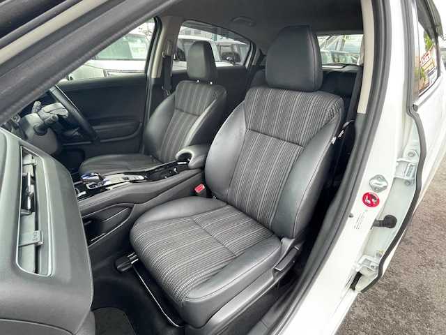 ホンダ ヴェゼル ハイブリッド Z ホンダセンシング 静岡県 2017(平29)年 6.7万km ホワイトオーキッドパール ●純正ディーラーナビ/(VXM-174VFXi)/(フルセグ/CD/DVD/Bluetooth/iPod＆AUX)/●レーダークルーズコントロール/●衝突被害軽減システム/●レーンキープアシスト/●バックカメラ/●ETC/●自動防眩ミラー/●革巻きステアリング/●ステアリングスイッチ/●パドルシフト/●LEDライト＆フォグライト/●電動格納ウインカーミラー/●ドアバイザー/●取扱説明書/●純正17インチアルミホイール/●W＋サイドSRS＆ABS