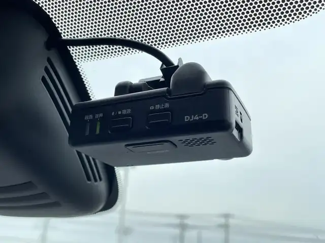 日産 セレナ e－パワー ハイウェイスター V 千葉県 2018(平30)年 6.9万km ブリリアントホワイトパール 2トーン 純正9インチナビ/(フルセグTV/BT/CD/DVD/FM/AM)/全周囲カメラ/衝突被害軽減システム/車線逸脱警報/クルーズコントロール/フリップダウンモニター/両側パワースライドドア/ハンズフリーオートスライドドア/横滑り防止装置/ETC/ドライブレコーダー/アイドリングストップ/LEDヘッドライト/フォグランプ/オートライト/ウィンカーミラー/電動格納ミラー/純正15インチAW/前席シートヒーター/シートリフター/ステアリングヒーター/プッシュスタート/スマートキー/スペアキー/フロアマット/ドアバイザー/取扱説明書/保証書