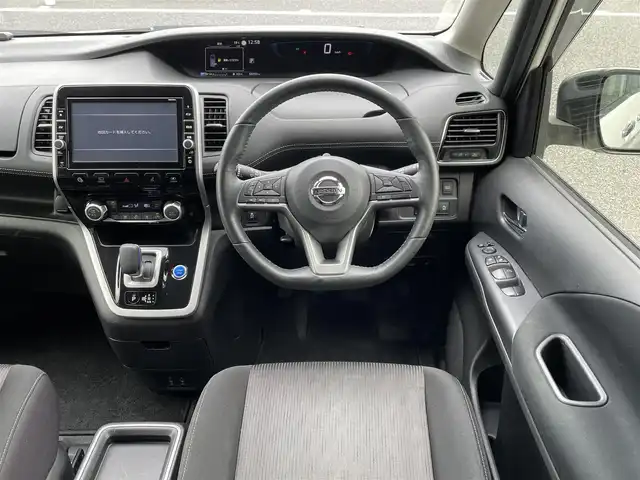 日産 セレナ e－パワー ハイウェイスター V 千葉県 2018(平30)年 6.9万km ブリリアントホワイトパール 2トーン 純正9インチナビ/(フルセグTV/BT/CD/DVD/FM/AM)/全周囲カメラ/衝突被害軽減システム/車線逸脱警報/クルーズコントロール/フリップダウンモニター/両側パワースライドドア/ハンズフリーオートスライドドア/横滑り防止装置/ETC/ドライブレコーダー/アイドリングストップ/LEDヘッドライト/フォグランプ/オートライト/ウィンカーミラー/電動格納ミラー/純正15インチAW/前席シートヒーター/シートリフター/ステアリングヒーター/プッシュスタート/スマートキー/スペアキー/フロアマット/ドアバイザー/取扱説明書/保証書