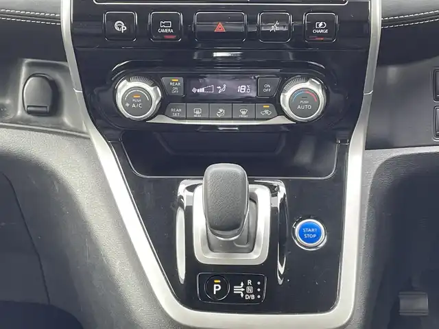 日産 セレナ e－パワー ハイウェイスター V 千葉県 2018(平30)年 6.9万km ブリリアントホワイトパール 2トーン 純正9インチナビ/(フルセグTV/BT/CD/DVD/FM/AM)/全周囲カメラ/衝突被害軽減システム/車線逸脱警報/クルーズコントロール/フリップダウンモニター/両側パワースライドドア/ハンズフリーオートスライドドア/横滑り防止装置/ETC/ドライブレコーダー/アイドリングストップ/LEDヘッドライト/フォグランプ/オートライト/ウィンカーミラー/電動格納ミラー/純正15インチAW/前席シートヒーター/シートリフター/ステアリングヒーター/プッシュスタート/スマートキー/スペアキー/フロアマット/ドアバイザー/取扱説明書/保証書