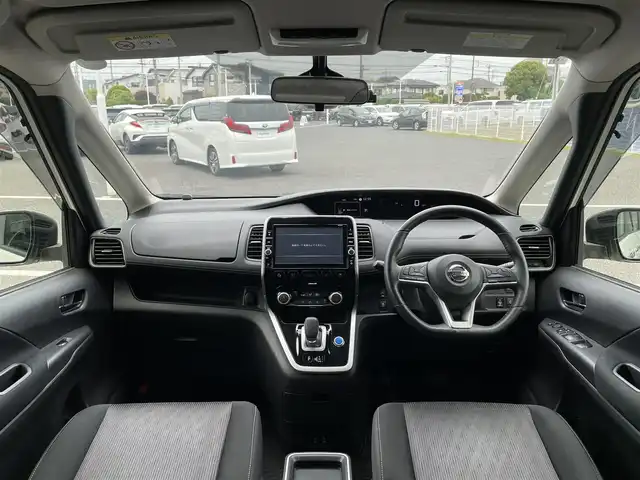 日産 セレナ e－パワー ハイウェイスター V 千葉県 2018(平30)年 6.9万km ブリリアントホワイトパール 2トーン 純正9インチナビ/(フルセグTV/BT/CD/DVD/FM/AM)/全周囲カメラ/衝突被害軽減システム/車線逸脱警報/クルーズコントロール/フリップダウンモニター/両側パワースライドドア/ハンズフリーオートスライドドア/横滑り防止装置/ETC/ドライブレコーダー/アイドリングストップ/LEDヘッドライト/フォグランプ/オートライト/ウィンカーミラー/電動格納ミラー/純正15インチAW/前席シートヒーター/シートリフター/ステアリングヒーター/プッシュスタート/スマートキー/スペアキー/フロアマット/ドアバイザー/取扱説明書/保証書