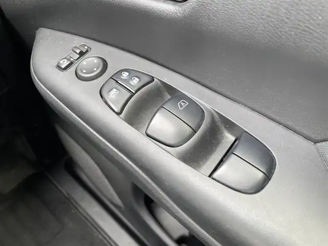日産 セレナ e－パワー ハイウェイスター V 千葉県 2018(平30)年 6.9万km ブリリアントホワイトパール 2トーン 純正9インチナビ/(フルセグTV/BT/CD/DVD/FM/AM)/全周囲カメラ/衝突被害軽減システム/車線逸脱警報/クルーズコントロール/フリップダウンモニター/両側パワースライドドア/ハンズフリーオートスライドドア/横滑り防止装置/ETC/ドライブレコーダー/アイドリングストップ/LEDヘッドライト/フォグランプ/オートライト/ウィンカーミラー/電動格納ミラー/純正15インチAW/前席シートヒーター/シートリフター/ステアリングヒーター/プッシュスタート/スマートキー/スペアキー/フロアマット/ドアバイザー/取扱説明書/保証書