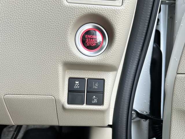 ホンダ Ｎ ＢＯＸ G ホンダセンシング 静岡県 2018(平30)年 6万km プラチナホワイトパール 社外メモリナビ/・CD/・DVD/・ワンセグTV/・Bluetooth/・AM/・FM/主要装備/・ホンダセンシング/・衝突軽減/・ACC/・レーンキープ/・バックカメラ/・ETC/・ドラレコ/・ステアリングスイッチ/・LEDヘッドライト/・オートライト/・スマートキー/・プッシュスタート