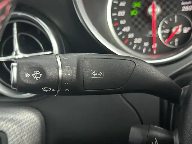 メルセデス・ベンツ ＳＬＣ２００ スポーツ 茨城県 2016(平28)年 4.7万km ダイヤモンドホワイト ワンオーナー　/マジックスカイルーフ　/エアスカーフ　/ｈａｒｍａｎ／ｋａｒｄｏｎ　/ＲＳＰ　/ＡＣＣ　/ＬＫＡ　/ＢＳＡ　/Ｂカメラ　/パークトロニック　/黒革　/シートヒーター　/Ｍ付ＰＷシート　/ナビ　/１２セグ　/CarPlay/USB/DVD/ＬＥＤ/禁煙車