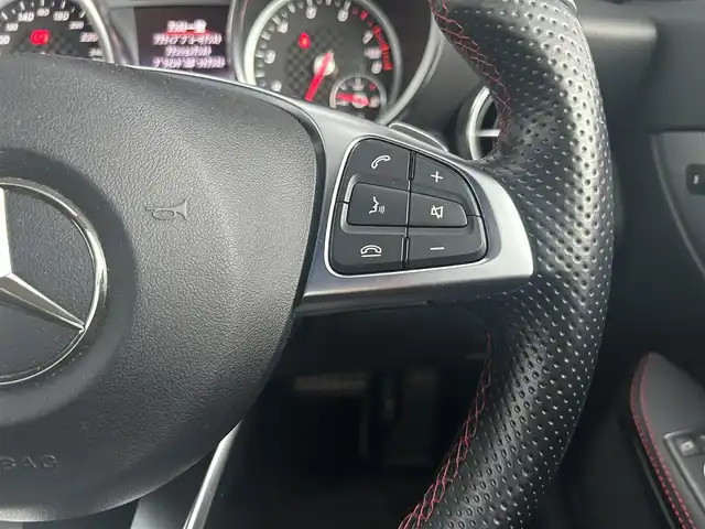 メルセデス・ベンツ ＳＬＣ２００ スポーツ 茨城県 2016(平28)年 4.7万km ダイヤモンドホワイト ワンオーナー　/マジックスカイルーフ　/エアスカーフ　/ｈａｒｍａｎ／ｋａｒｄｏｎ　/ＲＳＰ　/ＡＣＣ　/ＬＫＡ　/ＢＳＡ　/Ｂカメラ　/パークトロニック　/黒革　/シートヒーター　/Ｍ付ＰＷシート　/ナビ　/１２セグ　/CarPlay/USB/DVD/ＬＥＤ/禁煙車
