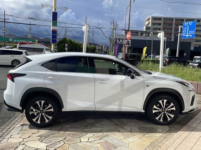 レクサス ＮＸ 300 Fスポーツ 静岡県 2018(平30)年 5.4万km ホワイトノーヴァガラスフレーク 【主要装備】/マークレビンソンプレミアムサウンド　/サンルーフ　/ブラインドスポットビューモニター　/３眼ＬＥＤヘッドライト　/レザーシート　/ヘッドアップディスプレイ　/純正１８インチアルミホイール　/パワーバックドア/シートベンチレーション/シートヒーター/ステアリングヒーター/ステアリングスイッチ/スペアキー有り/プッシュスタート/スマートキー/パドルシフト/レーダークルーズコントロール