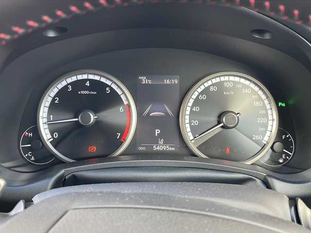 レクサス ＮＸ 300 Fスポーツ 静岡県 2018(平30)年 5.4万km ホワイトノーヴァガラスフレーク 【主要装備】/マークレビンソンプレミアムサウンド　/サンルーフ　/ブラインドスポットビューモニター　/３眼ＬＥＤヘッドライト　/レザーシート　/ヘッドアップディスプレイ　/純正１８インチアルミホイール　/パワーバックドア/シートベンチレーション/シートヒーター/ステアリングヒーター/ステアリングスイッチ/スペアキー有り/プッシュスタート/スマートキー/パドルシフト/レーダークルーズコントロール