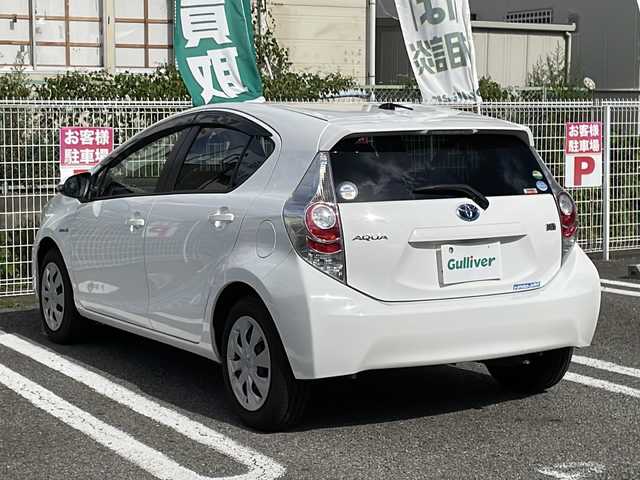 トヨタ アクア S 兵庫県 2014(平26)年 1.8万km スーパーホワイトⅡ 代車申請中/他店落札不可/-/-/-/メモリナビ/ワンセグテレビ/プッシュスタート/オートライト/純正マット/スマートキー