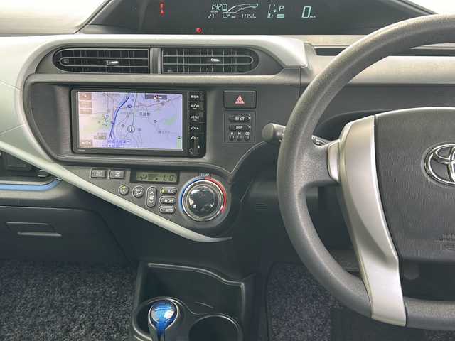 トヨタ アクア S 兵庫県 2014(平26)年 1.8万km スーパーホワイトⅡ 代車申請中/他店落札不可/-/-/-/メモリナビ/ワンセグテレビ/プッシュスタート/オートライト/純正マット/スマートキー