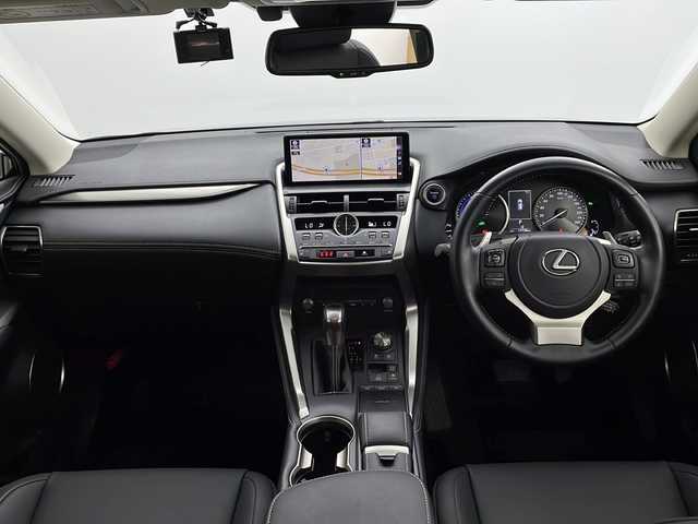 レクサス ＮＸ 300h Iパッケージ 千葉県 2020(令2)年 1.8万km グラファイトブラックガラスフレーク セーフティシステムプラス（予防安全パッケージ）/・プリクラッシュセーフティシステム/・レーントレーシングアシスト/・アダプティブハイビームシステム/・レーダークルーズコントロール/・ロードサインアシスト/・先行車発進告知機能/純正ナビゲーションシステム/・メモリーナビ/・地デジTV/・CD/DVD/・プレミアムサウンドシステム（10スピーカー）/・Blu-ray/・MicroSDカード/・Bluetooth接続/・USB入力端子/スマートキー/レザーシート/・パワーシート/・シートヒーター/LEDヘッドライト/パワーバックドア/ビルトインETC2.0