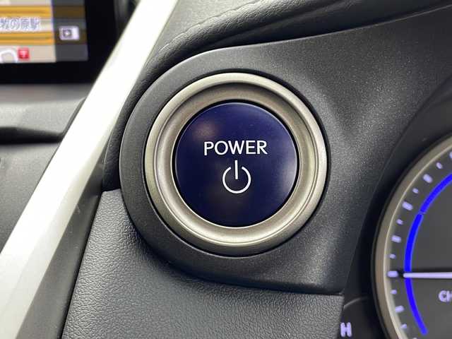 レクサス ＮＸ 300h Iパッケージ 千葉県 2020(令2)年 1.8万km グラファイトブラックガラスフレーク セーフティシステムプラス（予防安全パッケージ）/・プリクラッシュセーフティシステム/・レーントレーシングアシスト/・アダプティブハイビームシステム/・レーダークルーズコントロール/・ロードサインアシスト/・先行車発進告知機能/純正ナビゲーションシステム/・メモリーナビ/・地デジTV/・CD/DVD/・プレミアムサウンドシステム（10スピーカー）/・Blu-ray/・MicroSDカード/・Bluetooth接続/・USB入力端子/スマートキー/レザーシート/・パワーシート/・シートヒーター/LEDヘッドライト/パワーバックドア/ビルトインETC2.0