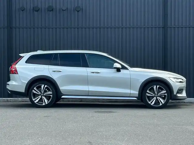 ボルボ Ｖ６０ クロスカントリー T5 AWD プロ 福島県 2019(平31)年 2.8万km パール harman/kardon /サンルーフ　/純正ナビ(CD/DVD/BT/USB)/バック/360°カメラ/アダプティブクルーズコントロール/ステアリングスイッチ/白レザーシート/シートヒーター/パワーシート/パワーバックドア/オートホールド/ヘッドアップディスプレイ/LEDヘッドライト/純正19AW/純正フロアマット/ドライブレコーダー/取扱説明書/保証書/スペアキー