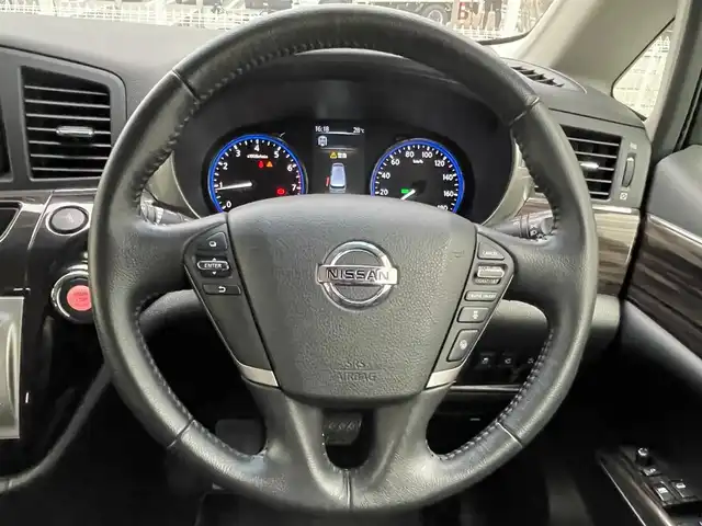 日産 エルグランド 250ハイウェイスターS 滋賀県 2019(令1)年 5.4万km ブリリアントホワイトパール 両側パワースライドドア/純正7インチナビ【MJ119D-W】/(AM/FM/CD/DVD/ワンセグ/Bluetooth/SD/iPod/USB)/バックカメラ/ビルトインETC/ドライブレコーダー/追従型クルーズコントロール/踏み間違い防止アシスト/ブレーキアシスト/プリクラッシュブレーキアシスト/TCS（トラクションコントロールシステム）/VDC（ビークルダイナミクスコントロール）/レーンキープアシスト/車間自動制御システム	/ASCD（オートスピードコントロール装置）/ABS（アンチロックブレーキシステム）/コーナー・バックセンサー（ソナー）/標識検知機能/電動格納ミラー/革巻きステアリング/ステアリングスイッチ/オートライト/LEDヘッドライト/フロントフォグ/フルオートエアコン/プッシュスタート/スマートキー