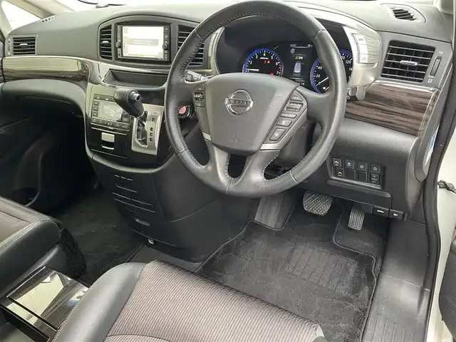 日産 エルグランド 250ハイウェイスターS 滋賀県 2019(令1)年 5.4万km ブリリアントホワイトパール 両側パワースライドドア/純正7インチナビ【MJ119D-W】/(AM/FM/CD/DVD/ワンセグ/Bluetooth/SD/iPod/USB)/バックカメラ/ビルトインETC/ドライブレコーダー/追従型クルーズコントロール/踏み間違い防止アシスト/ブレーキアシスト/プリクラッシュブレーキアシスト/TCS（トラクションコントロールシステム）/VDC（ビークルダイナミクスコントロール）/レーンキープアシスト/車間自動制御システム	/ASCD（オートスピードコントロール装置）/ABS（アンチロックブレーキシステム）/コーナー・バックセンサー（ソナー）/標識検知機能/電動格納ミラー/革巻きステアリング/ステアリングスイッチ/オートライト/LEDヘッドライト/フロントフォグ/フルオートエアコン/プッシュスタート/スマートキー