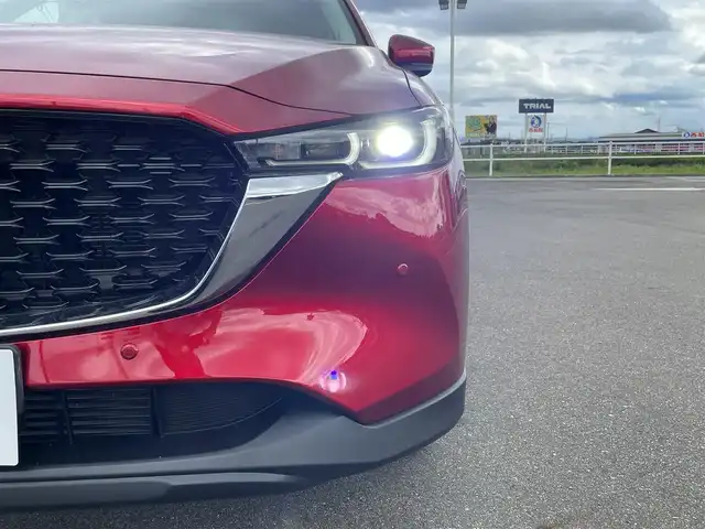 マツダ ＣＸ－５ XD スマートエディション 佐賀県 2022(令4)年 5万km ソウルレッドクリスタルM 純正10.25インチセンターディスプレイ/・フルセグTV/AM/FM/USB/Bluetooth/360°ビューモニター/ETC/ヘッドアップディスプレイ/電子パーキングブレーキ/AUTO HOLD機能/ISOFIX対応/革巻きステアリング/ステアリングリモコン/純正17インチアルミホイール/純正LEDヘッドライト/・オートマチックハイビーム/純正フロアマット/新車保証書/i-ACTIVSENSE/・アダプティブクルーズコントロール/・車線逸脱警報機能/・ブラインドスポットインフォメーション/・レーンキープアシストシステム/・スマートシティブレーキサポート/・パーキングセンサー