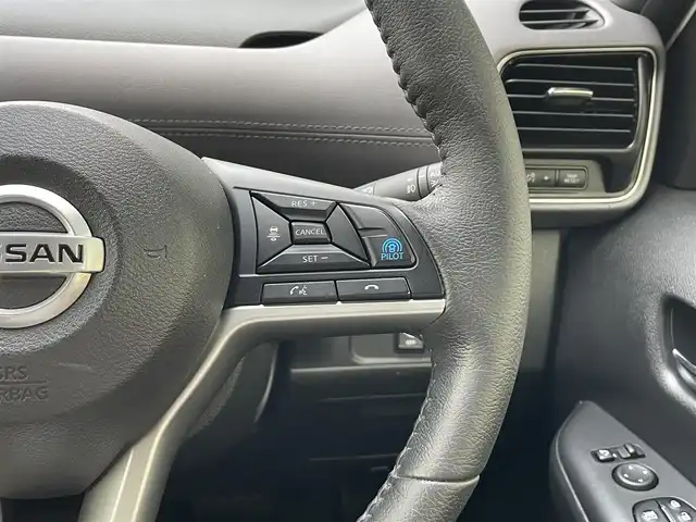日産 セレナ e－パワー ハイウェイスター V 佐賀県 2021(令3)年 7.8万km ブリリアントホワイトパール 7人乗り/プロパイロット/インテリジェントルームミラー/エマージェンシーブレーキ/インテリジェントクルーズコントロール/車線逸脱警報/車線逸脱防止支援/側方支援/後側方支援/前後ソナー/純正10型SDナビ/・アラウンドビューカメラ/・フルセグTV/BT/CD/DVD/純正後席モニター/TVキャンセラー/両側パワースライドドア/純正16インチAW/LEDヘッドライト/オートライト/シートヒーター/ステアリングヒーター/スペアキー×１/取扱説明書/保証書オットマン
