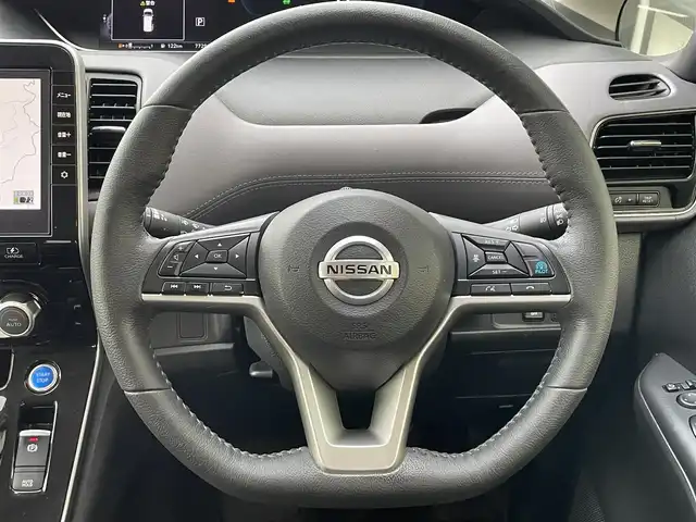 日産 セレナ e－パワー ハイウェイスター V 佐賀県 2021(令3)年 7.8万km ブリリアントホワイトパール 7人乗り/プロパイロット/インテリジェントルームミラー/エマージェンシーブレーキ/インテリジェントクルーズコントロール/車線逸脱警報/車線逸脱防止支援/側方支援/後側方支援/前後ソナー/純正10型SDナビ/・アラウンドビューカメラ/・フルセグTV/BT/CD/DVD/純正後席モニター/TVキャンセラー/両側パワースライドドア/純正16インチAW/LEDヘッドライト/オートライト/シートヒーター/ステアリングヒーター/スペアキー×１/取扱説明書/保証書オットマン