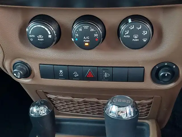 クライスラー・ジープ ジープ ラングラー アンリミテッド サハラ 茨城県 2016(平28)年 5.8万km ブライトホワイト 社外９インチ型ナビ/フルセグTV/バック＆左サイドカメラ/ETC/自動防眩機能ミラー/ヒルディセントコントロール/クルーズコントロール/トランスファー/オートライト/ヘッドライトレベライザー/ヒーテッドドアミラー/ALPINEスピーカー/純正フロアマット/純正アルミホイール/リモコンキー