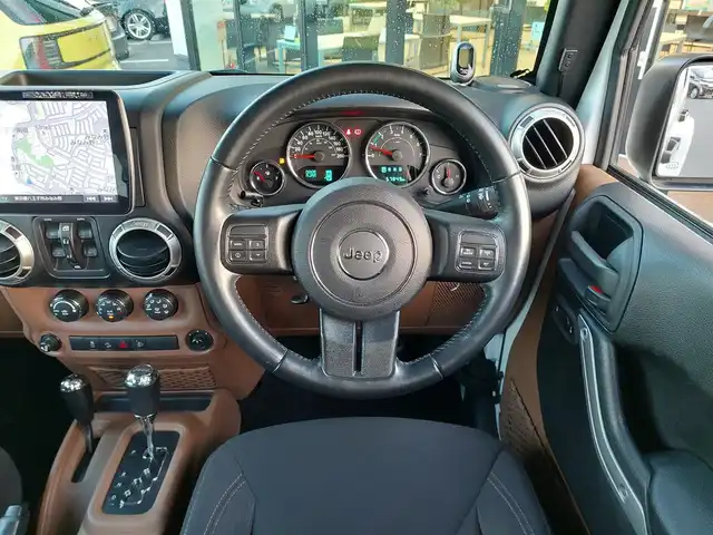 クライスラー・ジープ ジープ ラングラー アンリミテッド サハラ 茨城県 2016(平28)年 5.8万km ブライトホワイト 社外９インチ型ナビ/フルセグTV/バック＆左サイドカメラ/ETC/自動防眩機能ミラー/ヒルディセントコントロール/クルーズコントロール/トランスファー/オートライト/ヘッドライトレベライザー/ヒーテッドドアミラー/ALPINEスピーカー/純正フロアマット/純正アルミホイール/リモコンキー