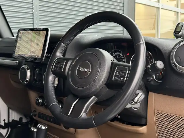 クライスラー・ジープ ジープ ラングラー アンリミテッド サハラ 茨城県 2016(平28)年 5.8万km ブライトホワイト 社外９インチ型ナビ/フルセグTV/バック＆左サイドカメラ/ETC/自動防眩機能ミラー/ヒルディセントコントロール/クルーズコントロール/トランスファー/オートライト/ヘッドライトレベライザー/ヒーテッドドアミラー/ALPINEスピーカー/純正フロアマット/純正アルミホイール/リモコンキー