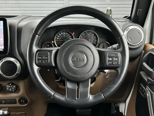 クライスラー・ジープ ジープ ラングラー アンリミテッド サハラ 茨城県 2016(平28)年 5.8万km ブライトホワイト 社外９インチ型ナビ/フルセグTV/バック＆左サイドカメラ/ETC/自動防眩機能ミラー/ヒルディセントコントロール/クルーズコントロール/トランスファー/オートライト/ヘッドライトレベライザー/ヒーテッドドアミラー/ALPINEスピーカー/純正フロアマット/純正アルミホイール/リモコンキー