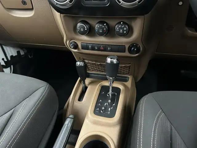 クライスラー・ジープ ジープ ラングラー アンリミテッド サハラ 茨城県 2016(平28)年 5.8万km ブライトホワイト 社外９インチ型ナビ/フルセグTV/バック＆左サイドカメラ/ETC/自動防眩機能ミラー/ヒルディセントコントロール/クルーズコントロール/トランスファー/オートライト/ヘッドライトレベライザー/ヒーテッドドアミラー/ALPINEスピーカー/純正フロアマット/純正アルミホイール/リモコンキー