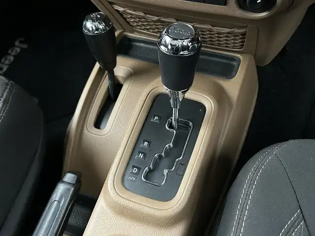 クライスラー・ジープ ジープ ラングラー アンリミテッド サハラ 茨城県 2016(平28)年 5.8万km ブライトホワイト 社外９インチ型ナビ/フルセグTV/バック＆左サイドカメラ/ETC/自動防眩機能ミラー/ヒルディセントコントロール/クルーズコントロール/トランスファー/オートライト/ヘッドライトレベライザー/ヒーテッドドアミラー/ALPINEスピーカー/純正フロアマット/純正アルミホイール/リモコンキー