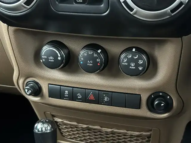 クライスラー・ジープ ジープ ラングラー アンリミテッド サハラ 茨城県 2016(平28)年 5.8万km ブライトホワイト 社外９インチ型ナビ/フルセグTV/バック＆左サイドカメラ/ETC/自動防眩機能ミラー/ヒルディセントコントロール/クルーズコントロール/トランスファー/オートライト/ヘッドライトレベライザー/ヒーテッドドアミラー/ALPINEスピーカー/純正フロアマット/純正アルミホイール/リモコンキー