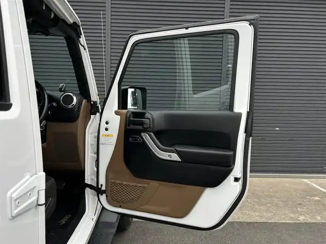 クライスラー・ジープ ジープ ラングラー アンリミテッド サハラ 茨城県 2016(平28)年 5.8万km ブライトホワイト 社外９インチ型ナビ/フルセグTV/バック＆左サイドカメラ/ETC/自動防眩機能ミラー/ヒルディセントコントロール/クルーズコントロール/トランスファー/オートライト/ヘッドライトレベライザー/ヒーテッドドアミラー/ALPINEスピーカー/純正フロアマット/純正アルミホイール/リモコンキー