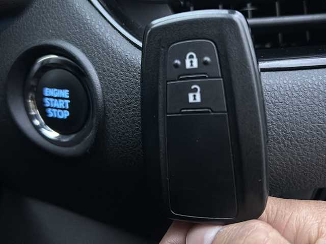 トヨタ Ｃ－ＨＲ G－T 石川県 2017(平29)年 17.4万km ブラックマイカ 4WD/ワンオーナー/トヨタセーフティセンス/・プリクラッシュセーフティシステム/・レーンディパーチャーアラート/・レーダークルーズコントロール/バックカメラ/純正SDナビ/【Bluetooth・ワンセグ・CD・DVD・SD・AUX】/キセノンヘッドライト/・オートライト/・オートハイビーム/・フォグランプ/前席シートヒーター/前方ドライブレコーダー/横滑り防止装置/純正マット/保証書/取扱説明書