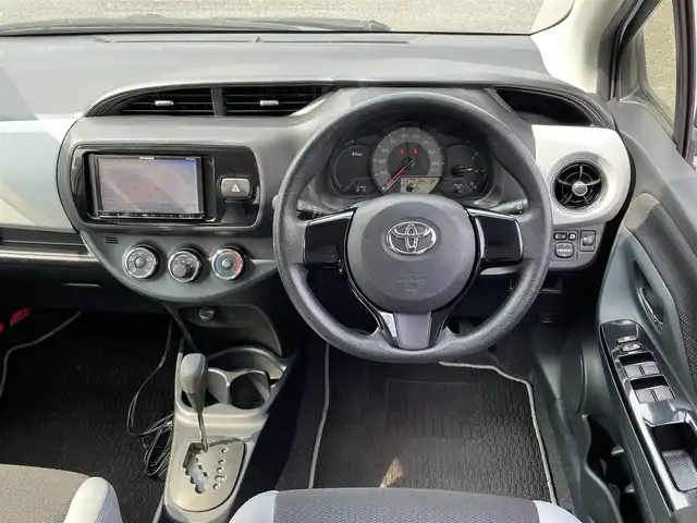 トヨタ ヴィッツ F スマートスタイル 大分県 2015(平27)年 4.1万km ホワイトパールクリスタルシャイン ワンオーナー/社外メモリナビ AVIC-MRZ09/【フルセグ/DVD/BTオーディオ】/横滑り防止装置/ウインカーミラー/チルトステアリング/運転席シートリフター/リアプライバシーガラス/ヘッドライトレベライザー/エンジンプッシュスタート/ドアバイザー/フロアマット/電動格納ミラー/Wエアバッグ/ABS/スマートキー×2/保証書/車両取説