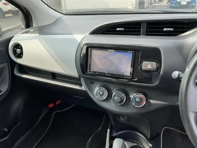 トヨタ ヴィッツ F スマートスタイル 大分県 2015(平27)年 4.1万km ホワイトパールクリスタルシャイン ワンオーナー/社外メモリナビ AVIC-MRZ09/【フルセグ/DVD/BTオーディオ】/横滑り防止装置/ウインカーミラー/チルトステアリング/運転席シートリフター/リアプライバシーガラス/ヘッドライトレベライザー/エンジンプッシュスタート/ドアバイザー/フロアマット/電動格納ミラー/Wエアバッグ/ABS/スマートキー×2/保証書/車両取説