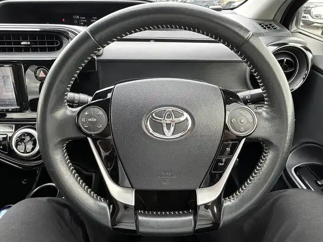 トヨタ アクア G ソフトレザーセレクション 岡山県 2017(平29)年 7万km ブラックマイカ 登録時走行距離　69156km/禁煙車/デジタルインナーミラー/特別仕様車専用シート/シートヒーター（D・N席）社外ナビ(MDV-D504BT)/　(CD/DVD/フルセグTVBluetooth)/クルーズコントロール(追従走行なし)/衝突被害軽減システム/車線逸脱警報（レーンキープアシスト）/先行車発進お知らせ/ETC/革巻きステアリング/ステアリングスイッチ/純正LEDヘッドライト/オートライト/ヘッドライトレベライザー/ナノイー/プッシュスタート/スマートキー/スペアキー×1/アイドリングストップ/ドアバイザー/電動格納ミラー/純正フロアマット/横滑防止装置/盗難防止装置/取扱説明書/新車時整備手帳（保証書）