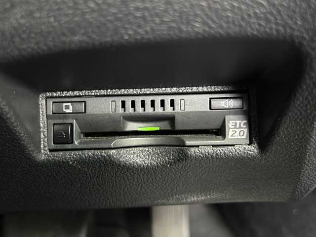 トヨタ プリウス S 鳥取県 2020(令2)年 3.8万km ホワイトパールクリスタルシャイン Toyota Safety Sense/プリクラッシュセーフティ（歩行者[昼夜]/自転車運転者[昼]検知機能付衝突回避支援タイプ）/レーンディパーチャーアラート（ステアリング制御機能付）/オートマチックハイビーム/レーダークルーズコントロール（全車速追従機能付）/インテリジェントクリアランスソナー/スマートエントリー＆スタートシステム/左右独立温度コントロールフルオートエアコン/TFTマルチインフォメーションディスプレイ/ワンオーナー/フルセグテレビ/ドアバイザー/プッシュスタート/ETC/前後ドライブレコーダー