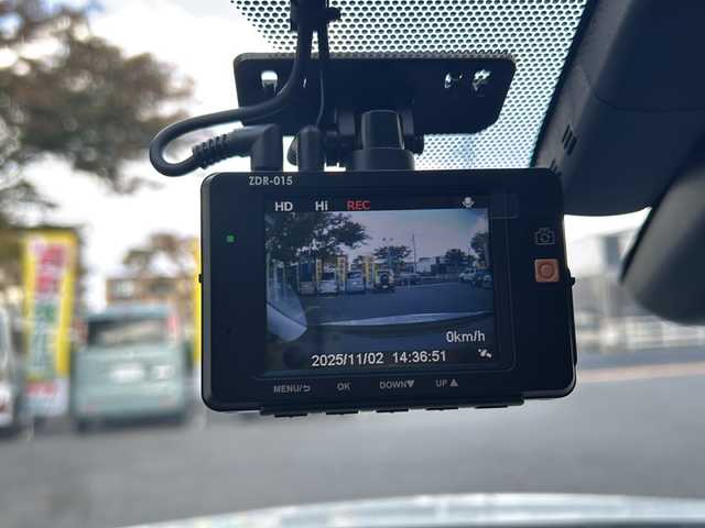 トヨタ プリウス S 鳥取県 2020(令2)年 3.8万km ホワイトパールクリスタルシャイン Toyota Safety Sense/プリクラッシュセーフティ（歩行者[昼夜]/自転車運転者[昼]検知機能付衝突回避支援タイプ）/レーンディパーチャーアラート（ステアリング制御機能付）/オートマチックハイビーム/レーダークルーズコントロール（全車速追従機能付）/インテリジェントクリアランスソナー/スマートエントリー＆スタートシステム/左右独立温度コントロールフルオートエアコン/TFTマルチインフォメーションディスプレイ/ワンオーナー/フルセグテレビ/ドアバイザー/プッシュスタート/ETC/前後ドライブレコーダー