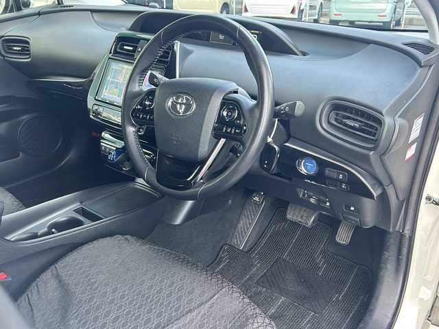 トヨタ プリウス S 鳥取県 2020(令2)年 3.8万km ホワイトパールクリスタルシャイン Toyota Safety Sense/プリクラッシュセーフティ（歩行者[昼夜]/自転車運転者[昼]検知機能付衝突回避支援タイプ）/レーンディパーチャーアラート（ステアリング制御機能付）/オートマチックハイビーム/レーダークルーズコントロール（全車速追従機能付）/インテリジェントクリアランスソナー/スマートエントリー＆スタートシステム/左右独立温度コントロールフルオートエアコン/TFTマルチインフォメーションディスプレイ/ワンオーナー/フルセグテレビ/ドアバイザー/プッシュスタート/ETC/前後ドライブレコーダー