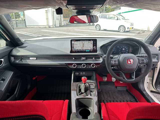 ホンダ シビック タイプR 東京都 2023(令5)年 0.5万km チャンピオンシップホワイト ワンオーナー/Honda CONNECT ディスプレーフルセグナビ/(Bluetooth/USB/ビルトインETC2.0)/Type10.2インチデジタルグラフィックメーター/純正19インチリバースリムアルミホイール/純正センターコンソールカーボンパネル/純正テールゲートカーボンスポイラー/純正ブラックアルミマイトシフトノブ/純正ユーロホーン/純正ドアミラーカバーレッド/純正フロアカーペットマット/純正フロントラバーマット/純正オールシーズンリアマット/純正オールシーズンラバーリアマット/純正前後ドライブレコーダー(DRH-224SD)/純正ドアバイザー/純正ライセンスフレーム(前後)/無限ハイドロフィリックLEDミラー/Honda SENSING/バックカメラ/Honda LogR/横滑り防止装置/コーナーセンサー(前後)/純正LEDヘッドライト/カーテンエアバック/スマートキー/スペアキー1本/保証書